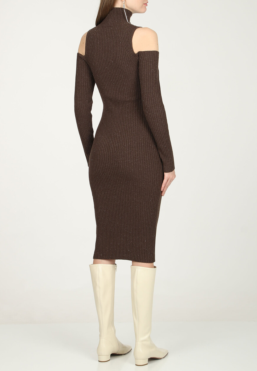 Товар коричневого цвета с внутренней стороны