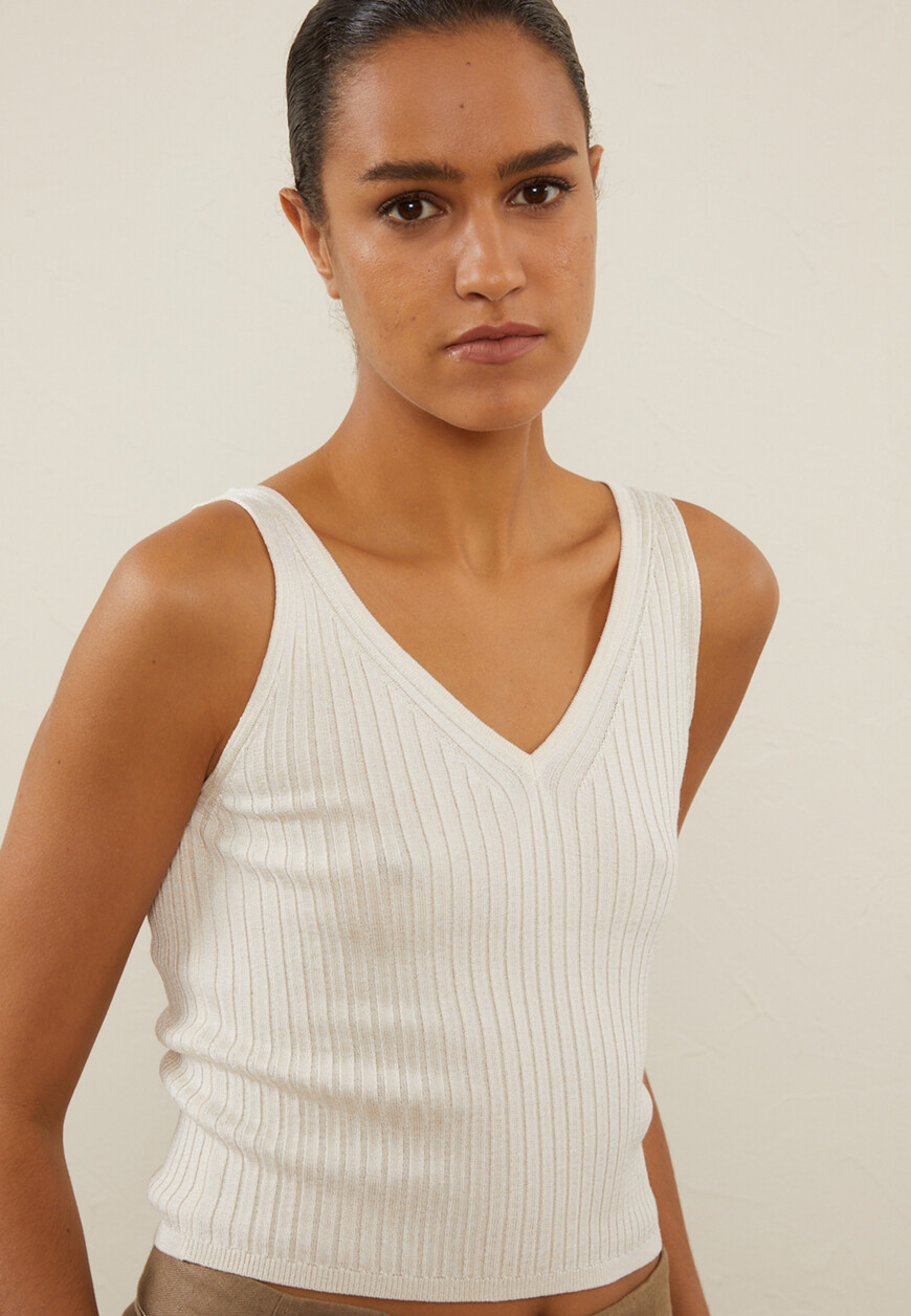 Товар белого цвета с внутренней стороны