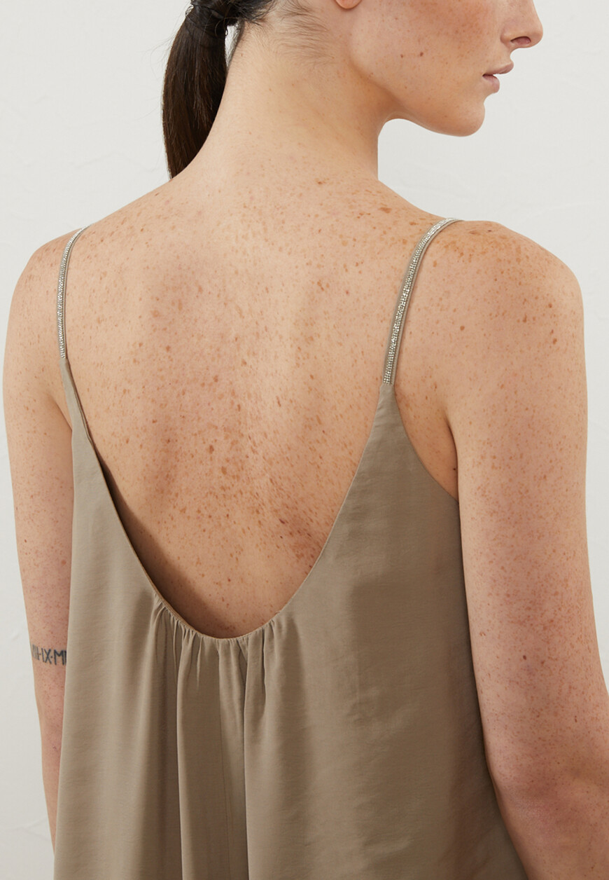 Товар коричневого цвета с внутренней стороны