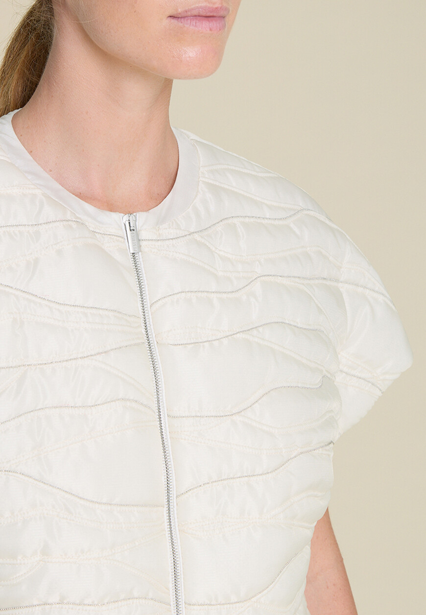 Товар белого цвета с внутренней стороны