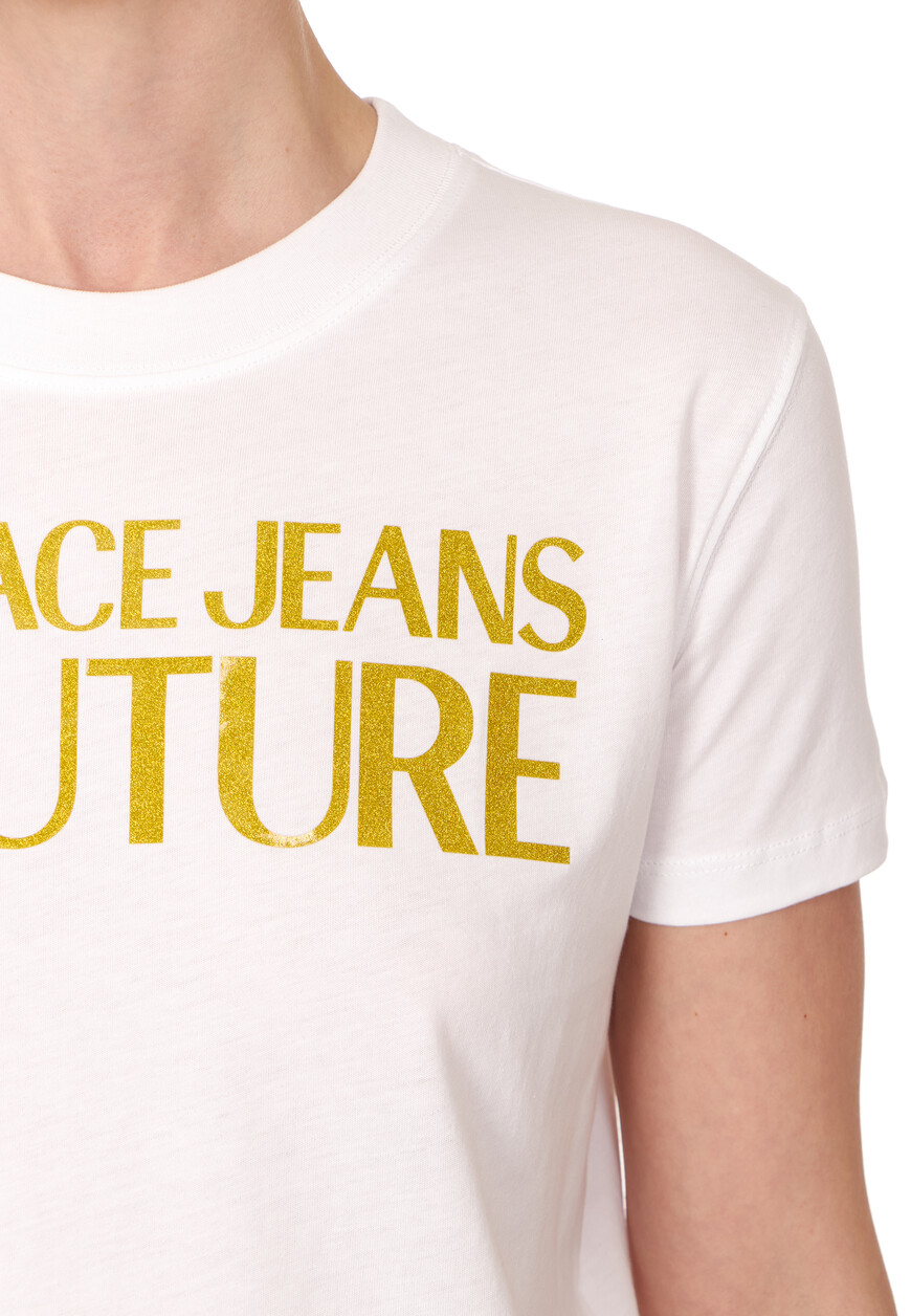 Товар белого цвета по низкой цене