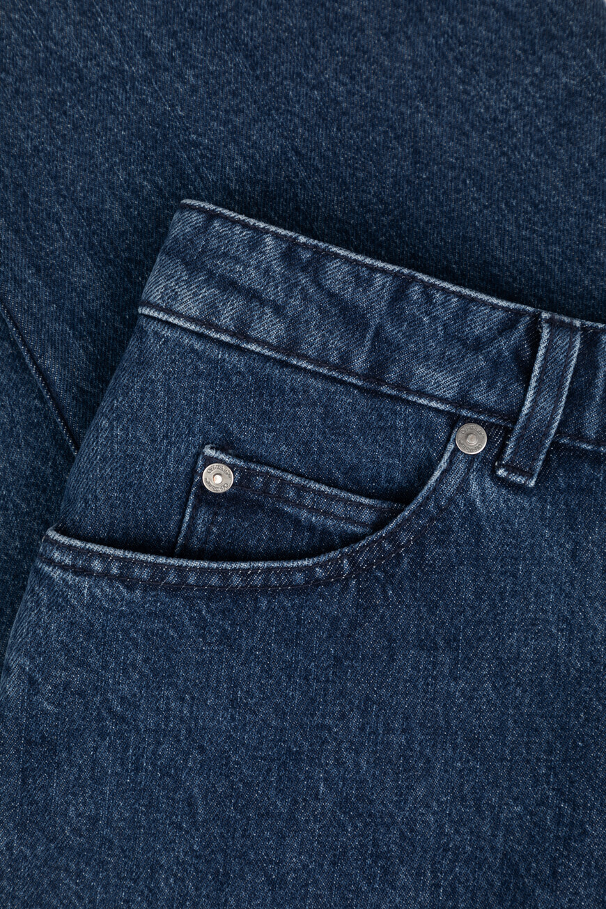 джинсы  модель в стиле 90-х годов OWYA059C99DEN0014600 на официальном сайте