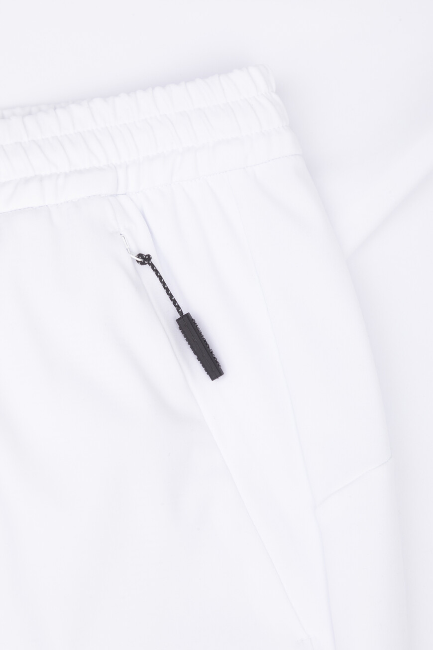 брюки спорт  модель из коллекции sr luxury tech M6T52R0160 PAEA2S WHNT на официальном сайте