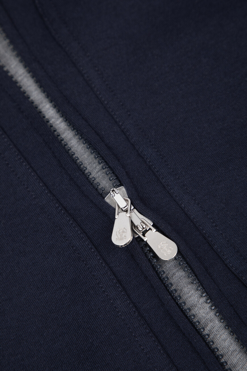 толстовка  модель из линейки travelwear универсального стиля на официальном сайте