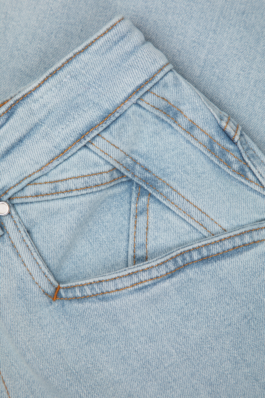 джинсы  модель sartorial DJ53102K0930F01009 на официальном сайте