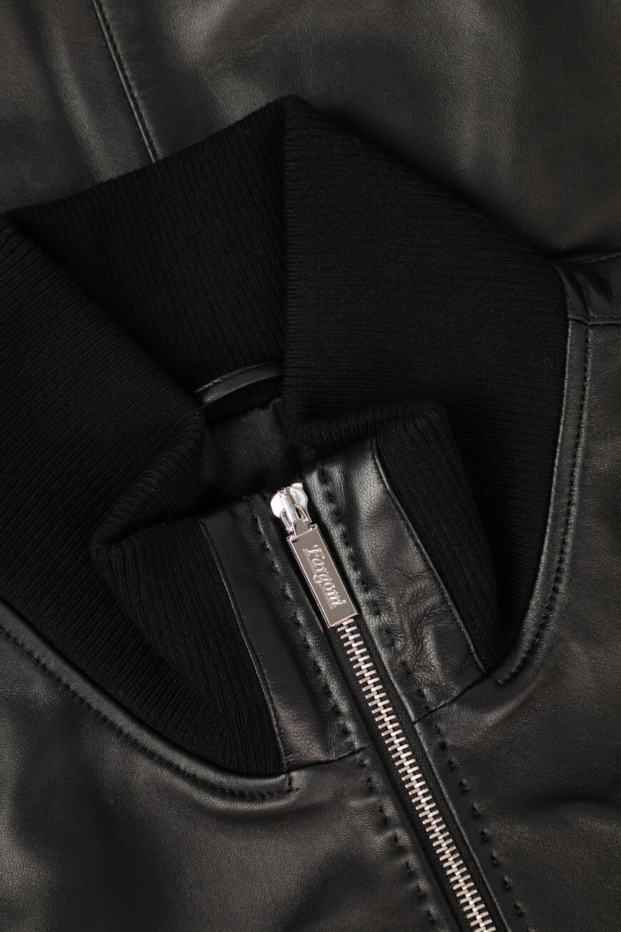 бомбер  универсального стиля с лицевой стороны