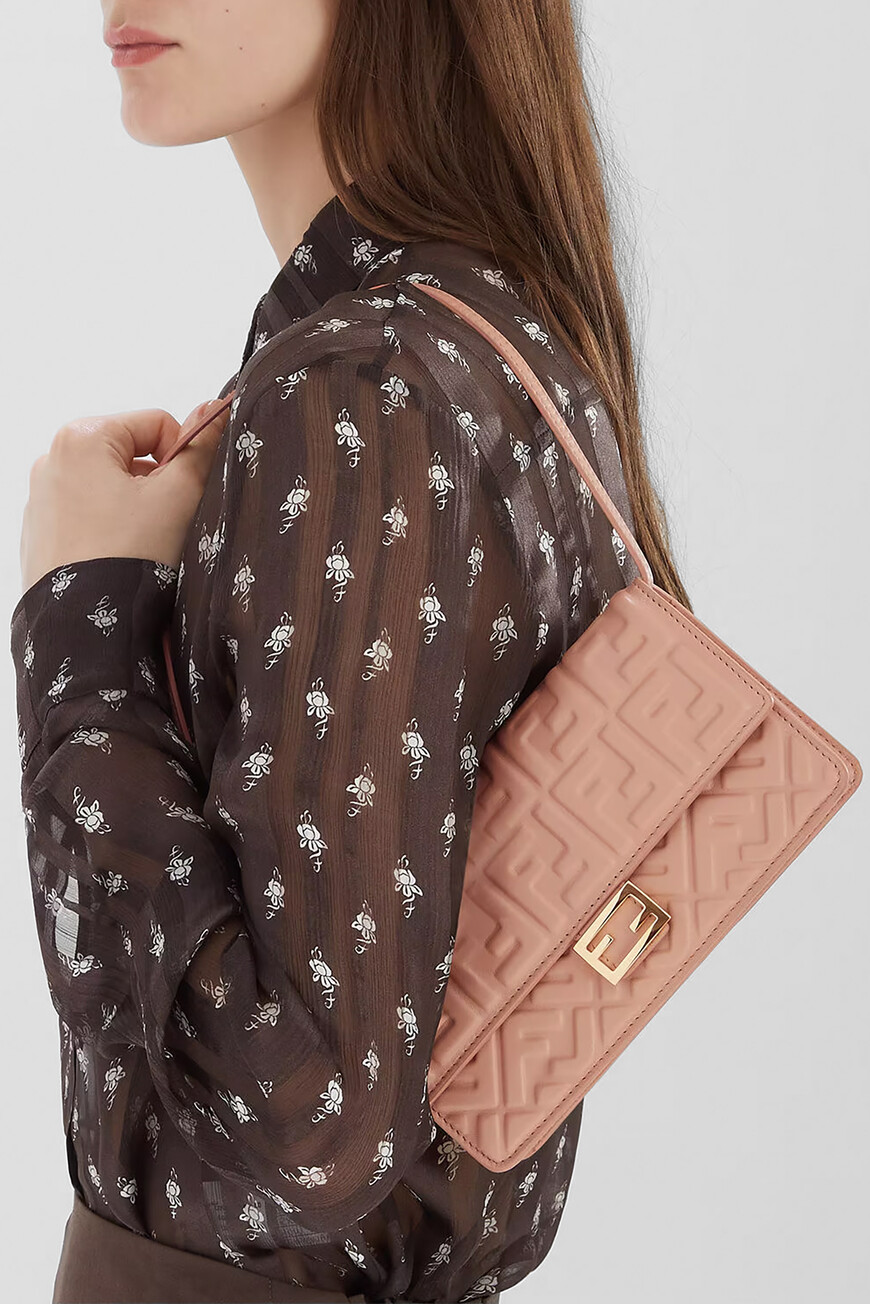 сумка  модель on chain baguette 8M0498 AAJD F1SK3 по акции