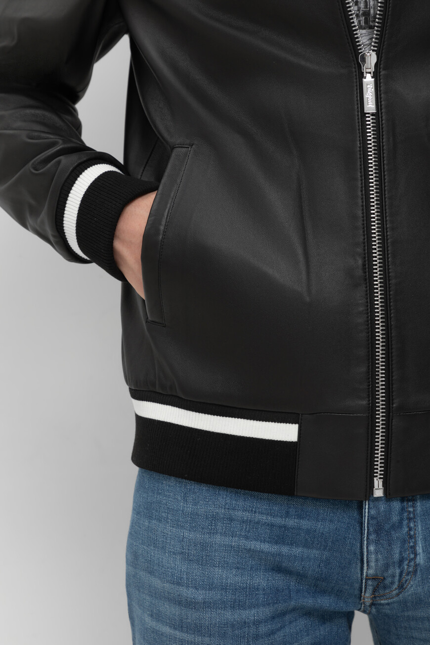 Товар черного цвета с внутренней стороны