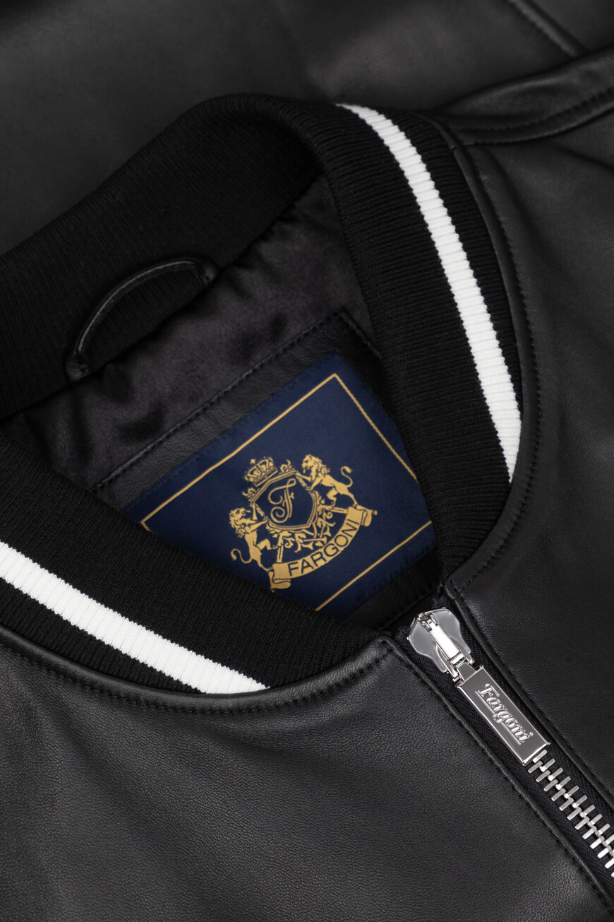 бомбер  универсального стиля с лицевой стороны