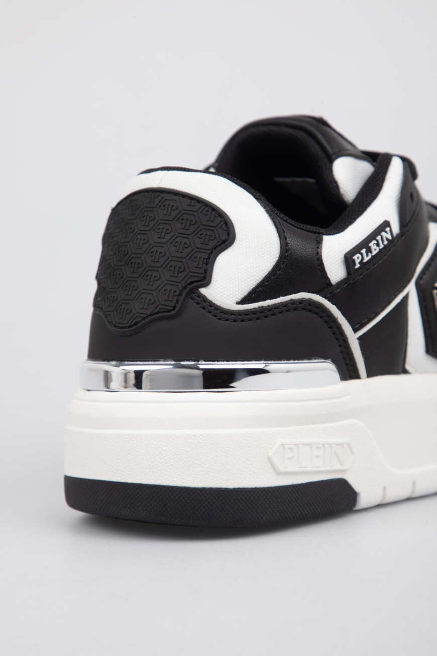 сникеры  модель lo-top sk8r SAES USC0766 PTE120N 02 по распродаже