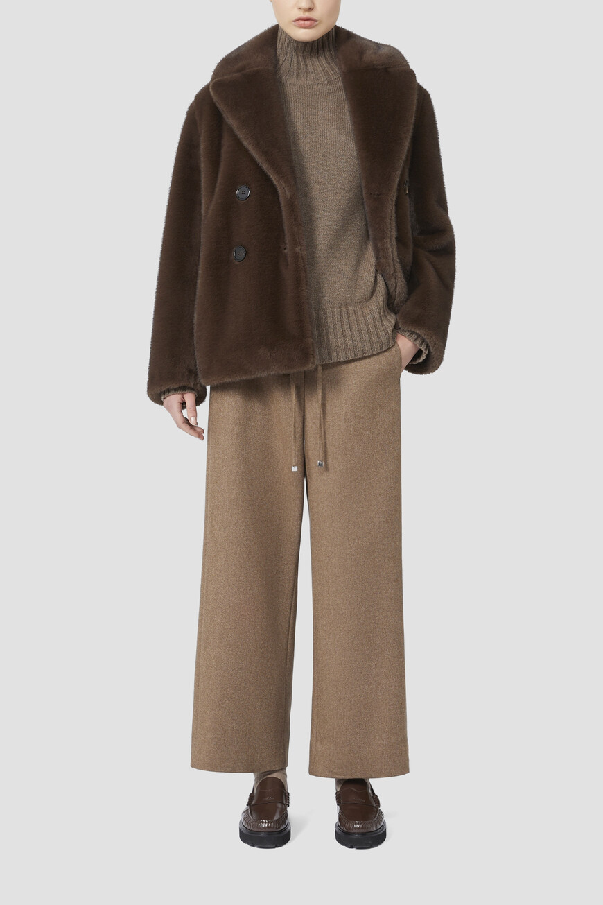 Товар коричневого цвета с внутренней стороны