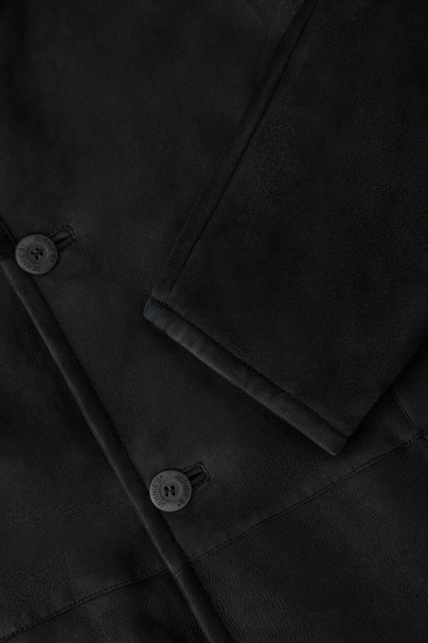 Товар черного цвета с внутренней стороны