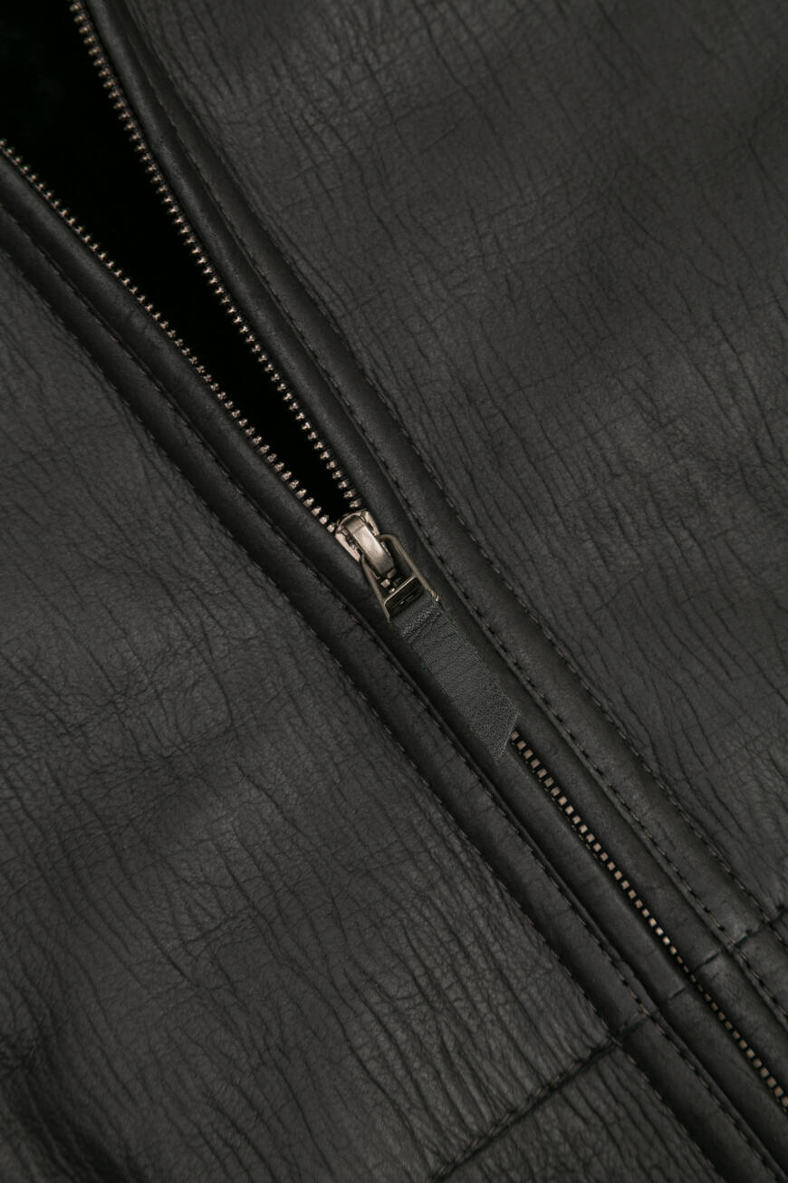 Товар черного цвета с внутренней стороны