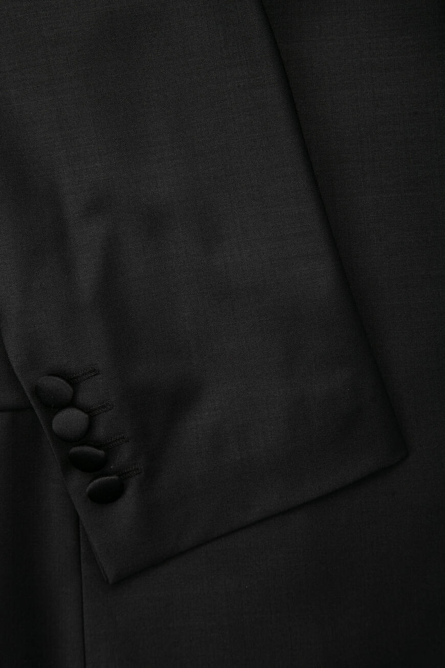 Товар черного цвета по низкой цене