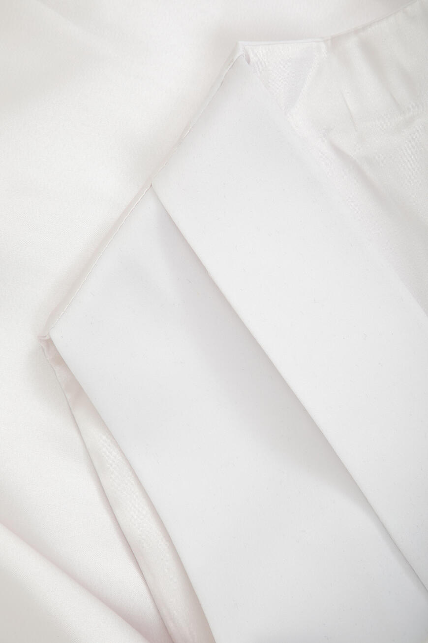 Товар белого цвета с внутренней стороны