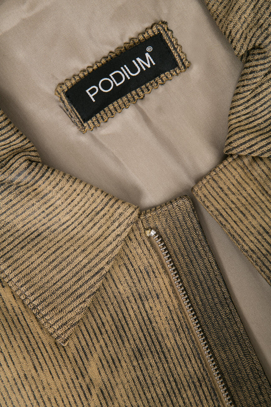 Товар зеленого цвета с внутренней стороны