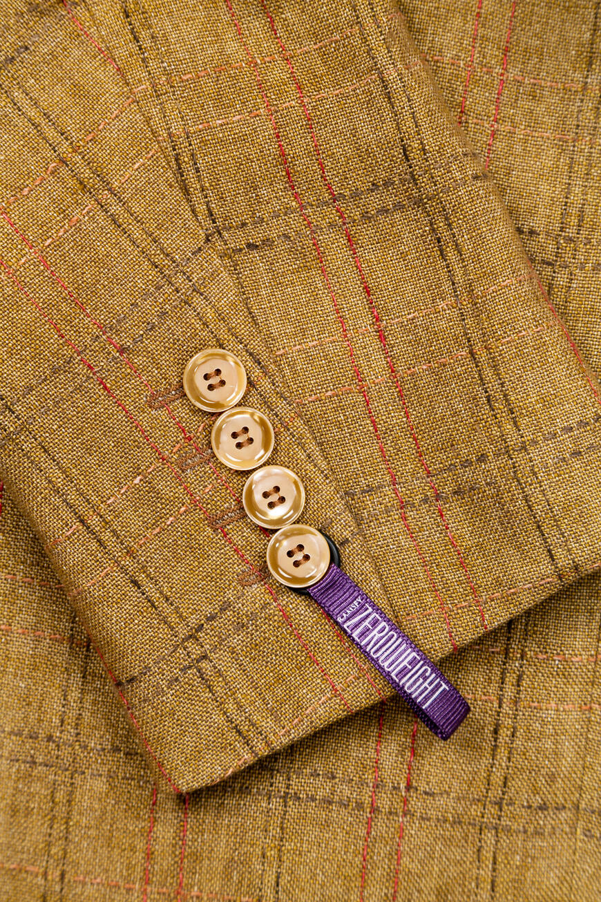 Товар коричневого цвета по низкой цене