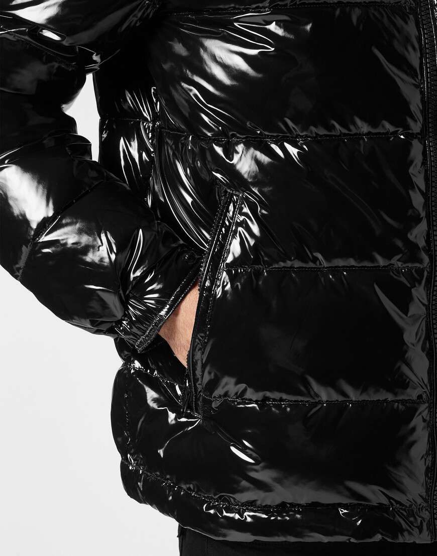 Товар черного цвета с внутренней стороны