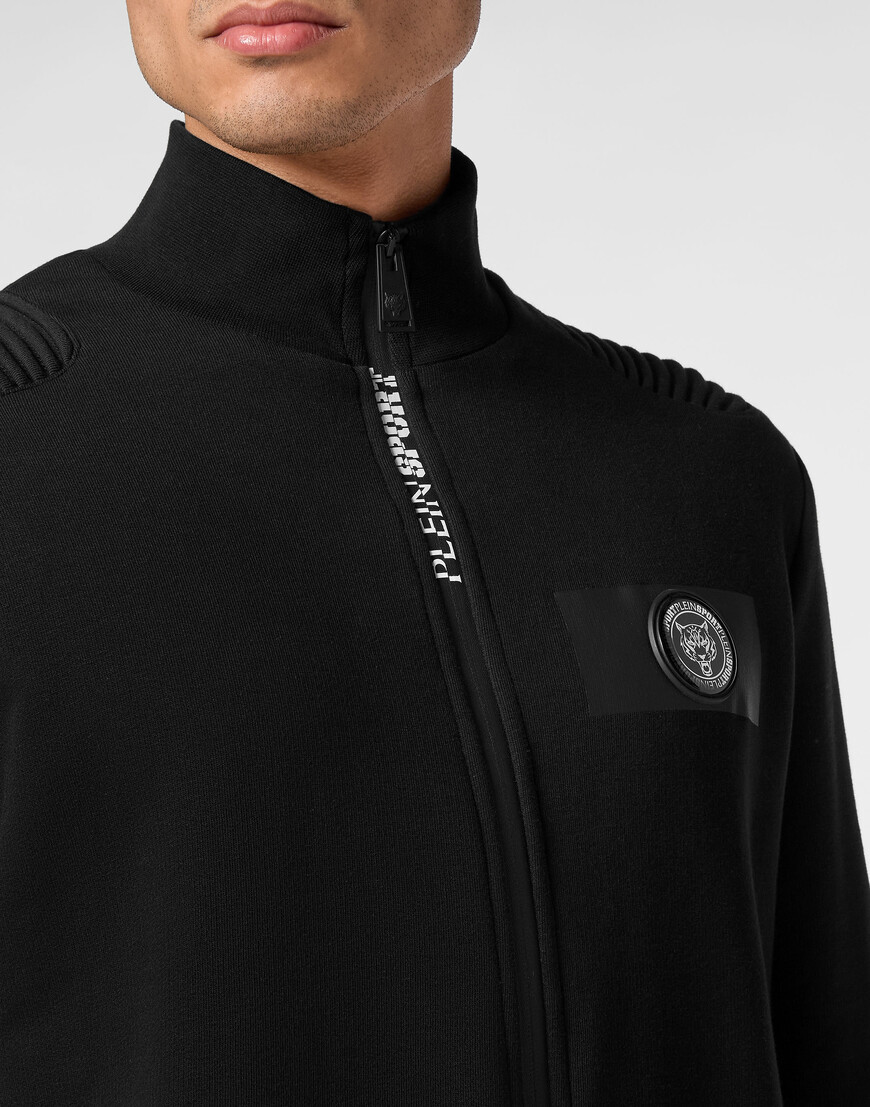 Товар черного цвета с внутренней стороны