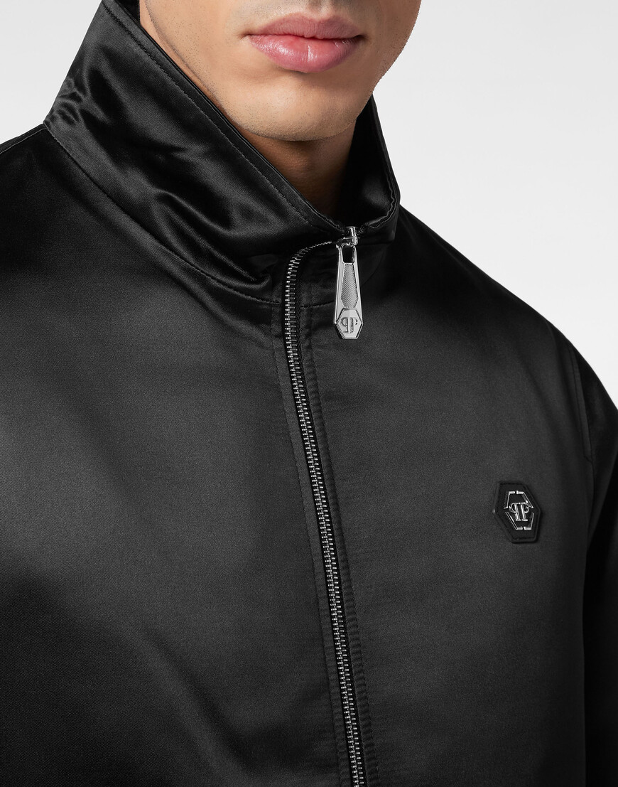 Товар черного цвета с внутренней стороны