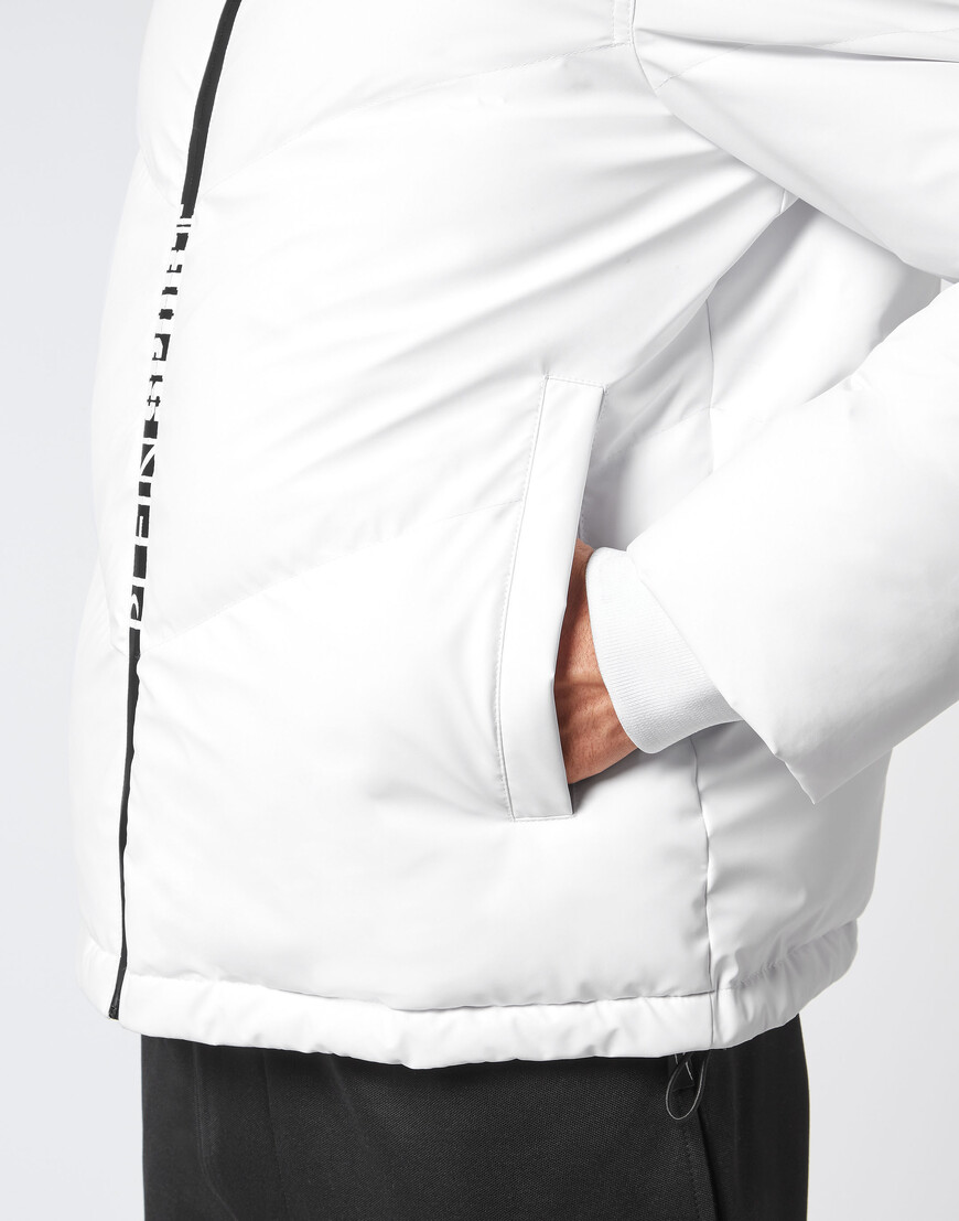 Товар белого цвета с внутренней стороны