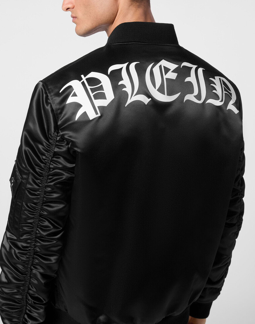 Товар черного цвета с внутренней стороны