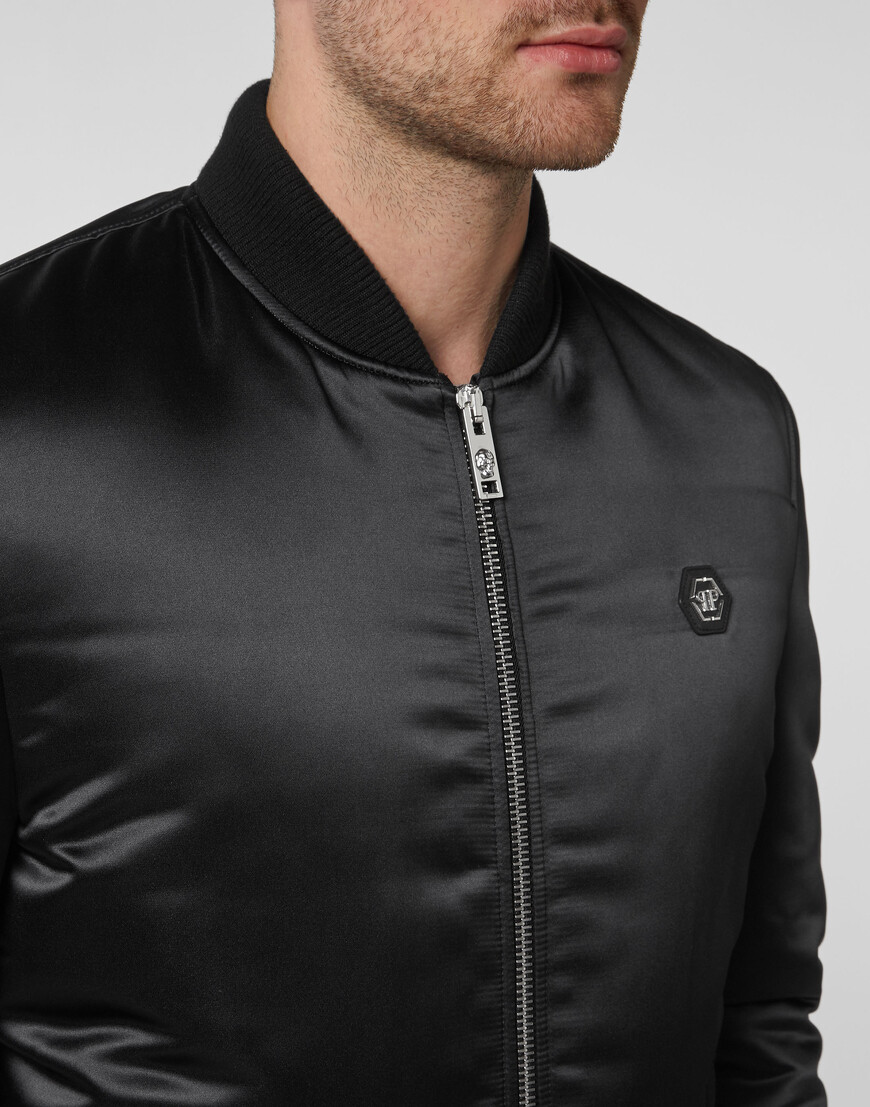 Товар черного цвета с внутренней стороны