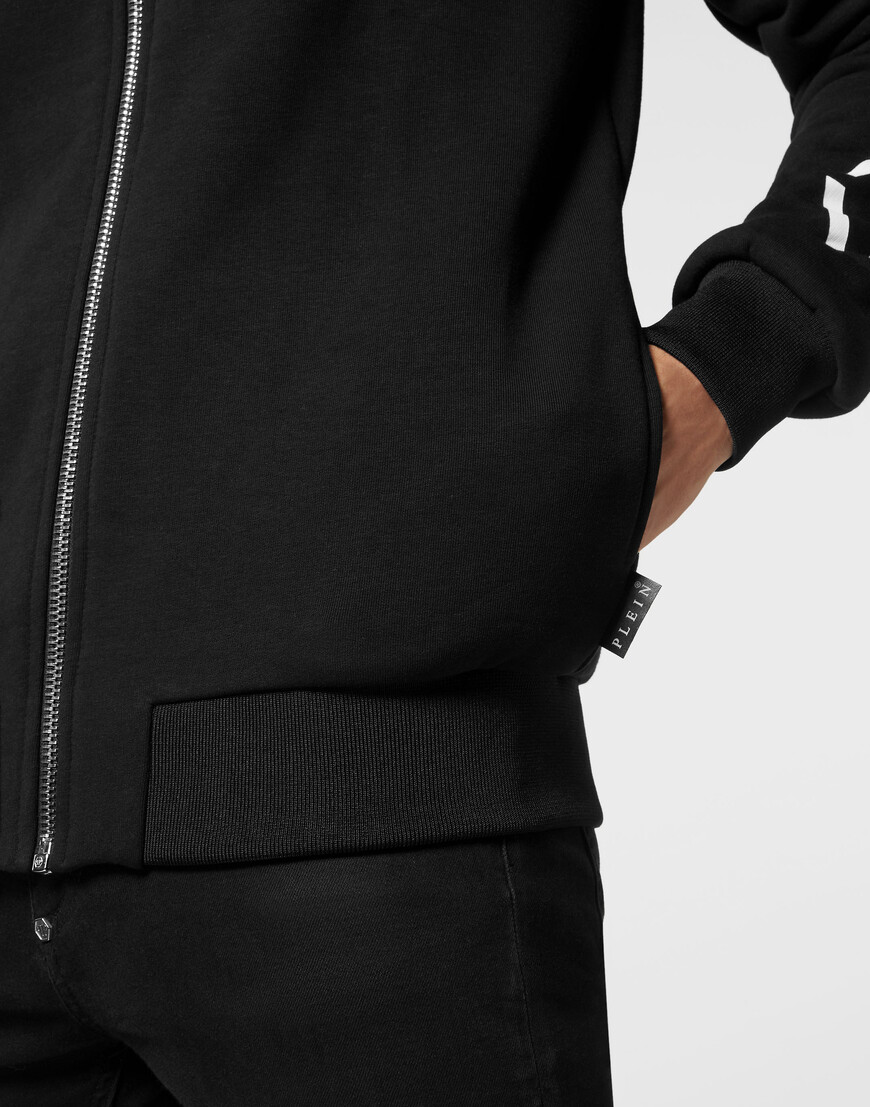 Товар черного цвета с внутренней стороны