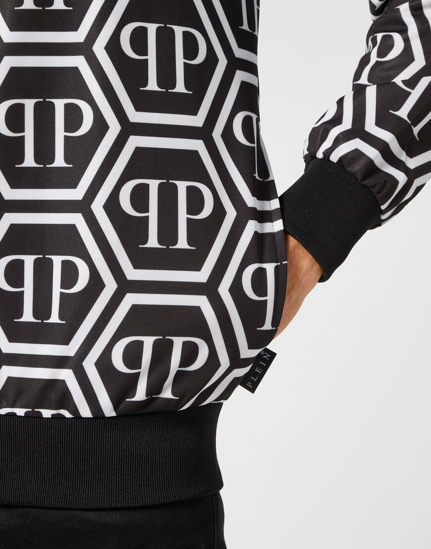 Товар черного цвета с внутренней стороны