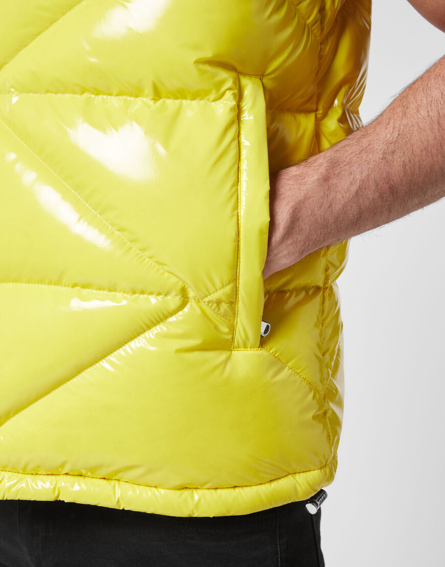 Товар желтого цвета с внутренней стороны