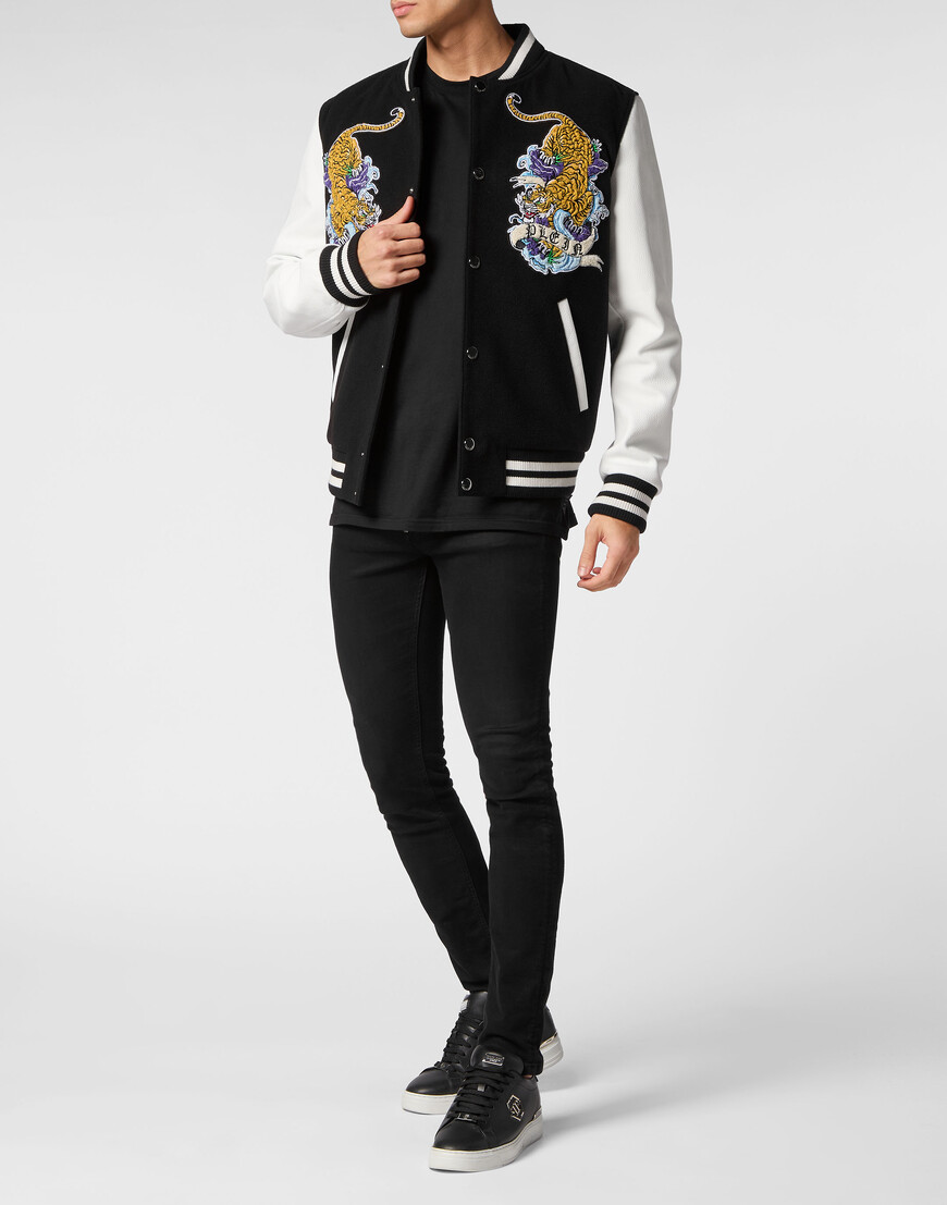 бомбер  по цене 154940 руб вид справа