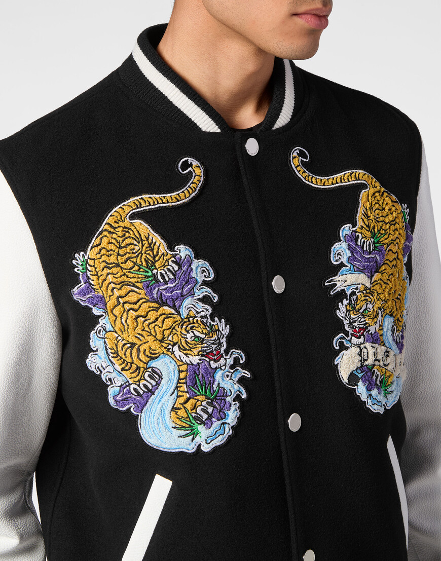 Товар черного цвета с внутренней стороны