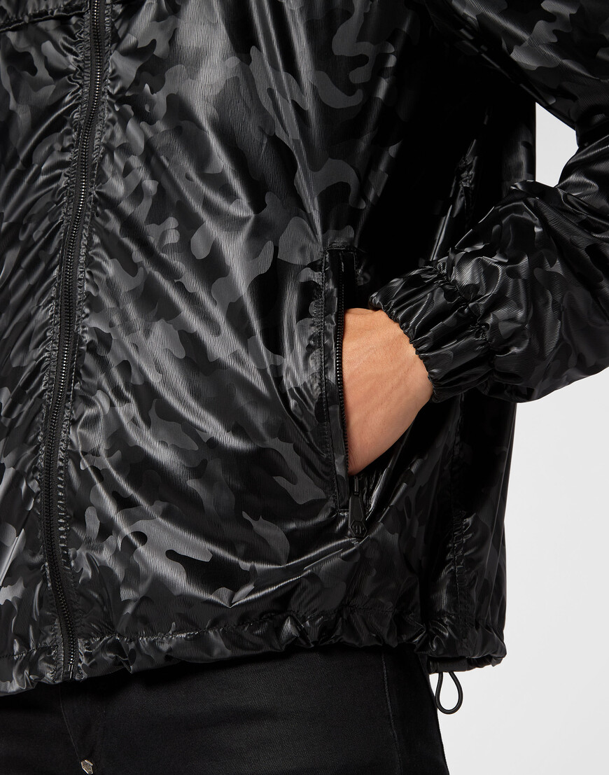 Товар черного цвета с внутренней стороны