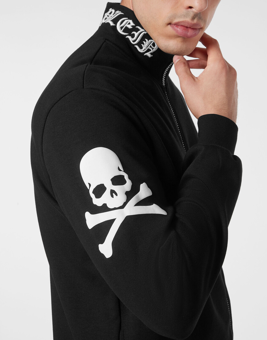 Товар черного цвета по низкой цене