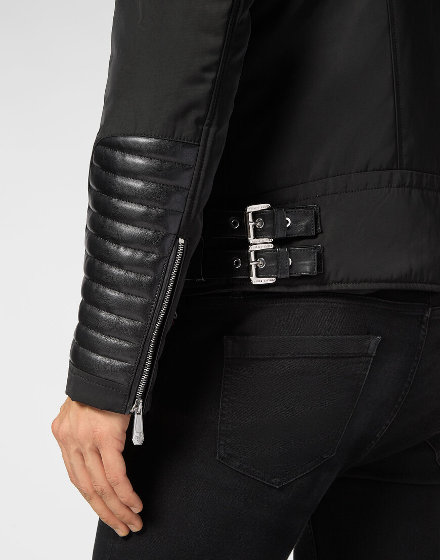 Товар черного цвета с внутренней стороны