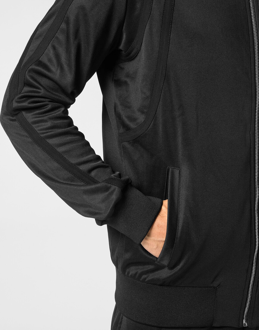 Товар черного цвета с внутренней стороны