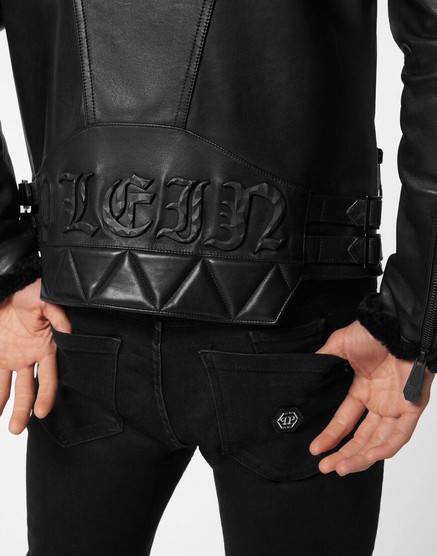 Товар черного цвета с внутренней стороны