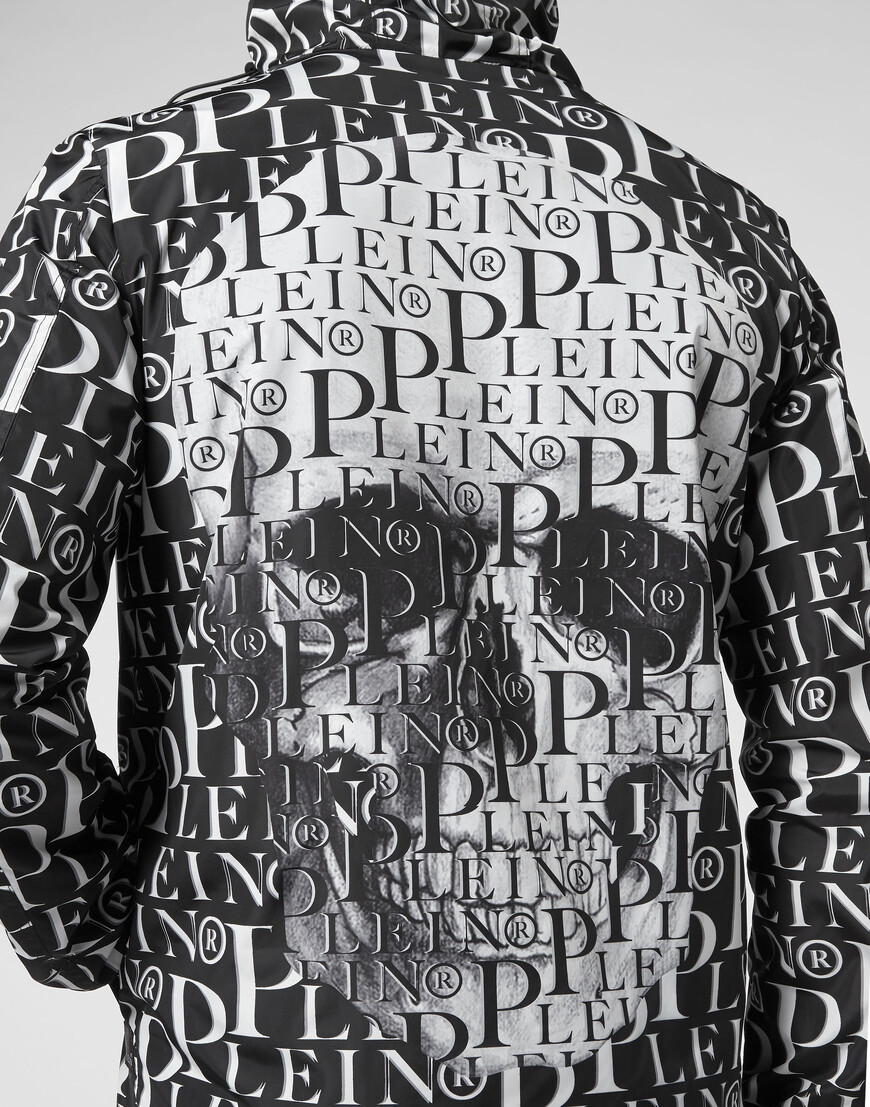 Товар черного цвета с внутренней стороны