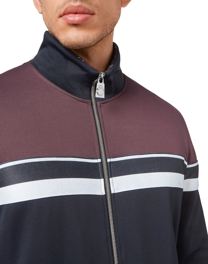 костюм спортивный  из италии вид сбоку