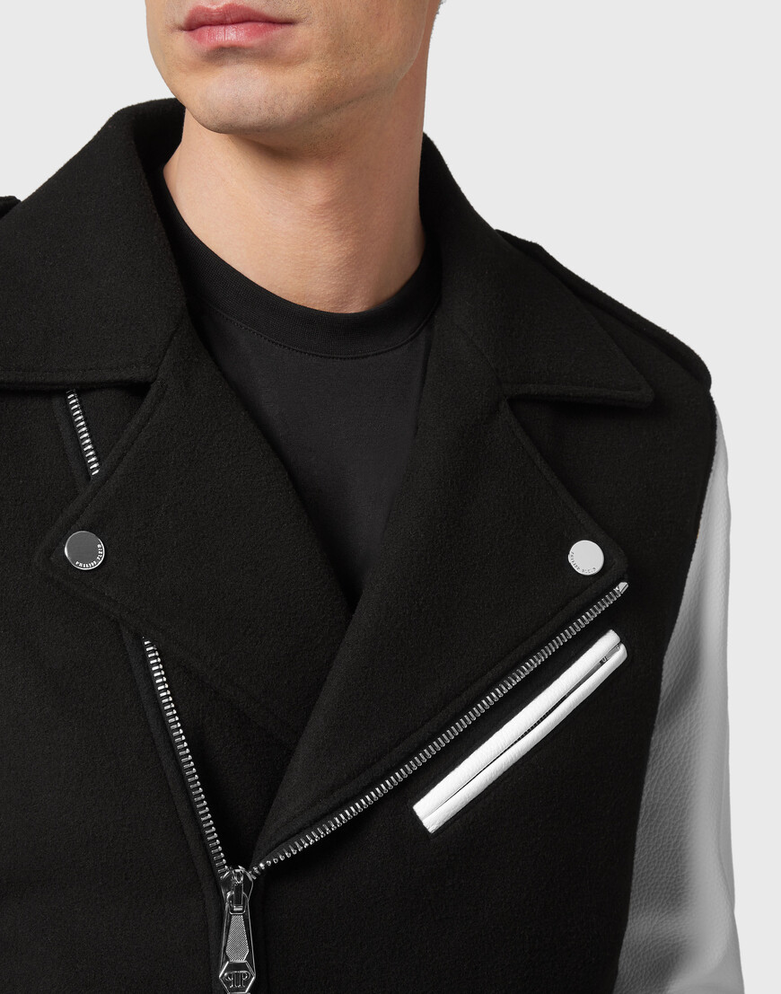 Товар черного цвета с внутренней стороны