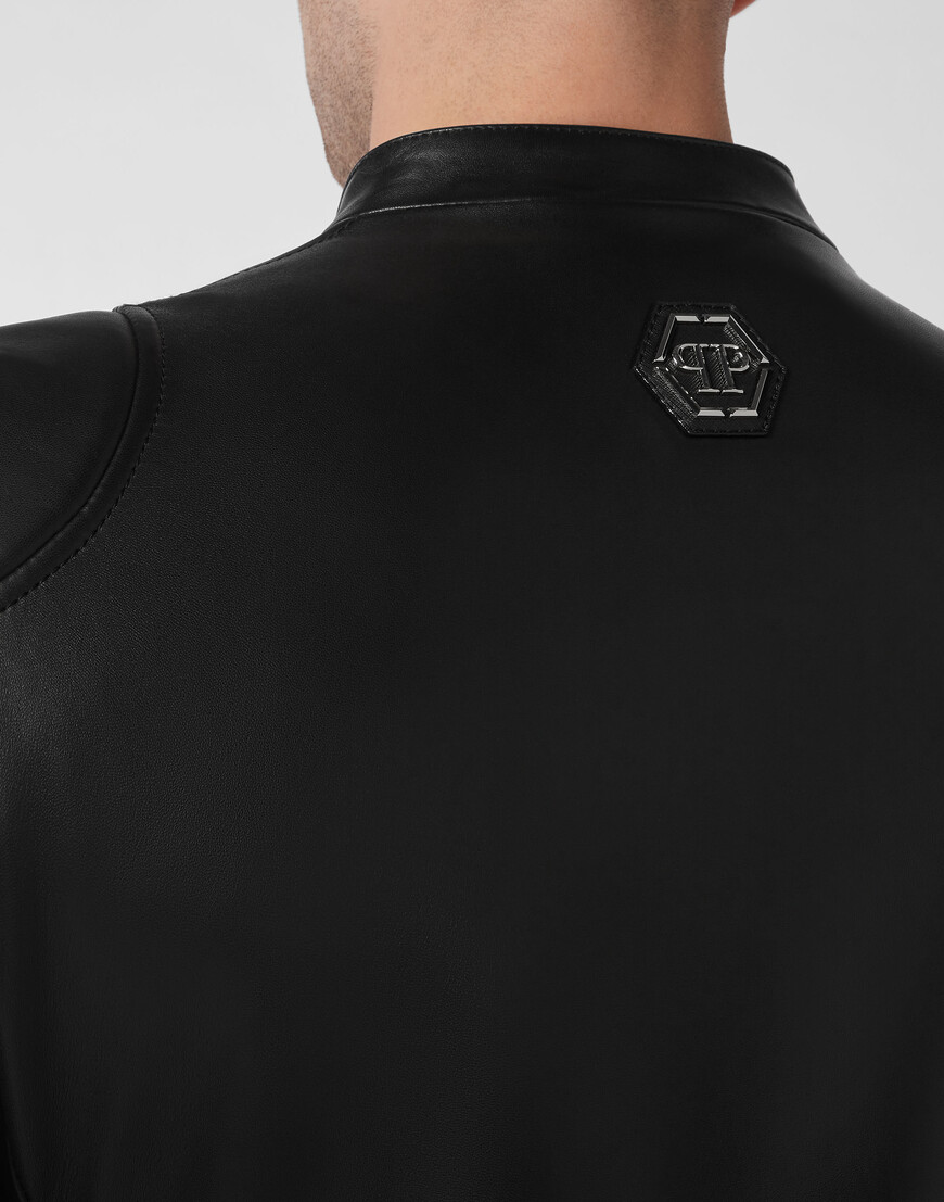 Товар черного цвета с внутренней стороны