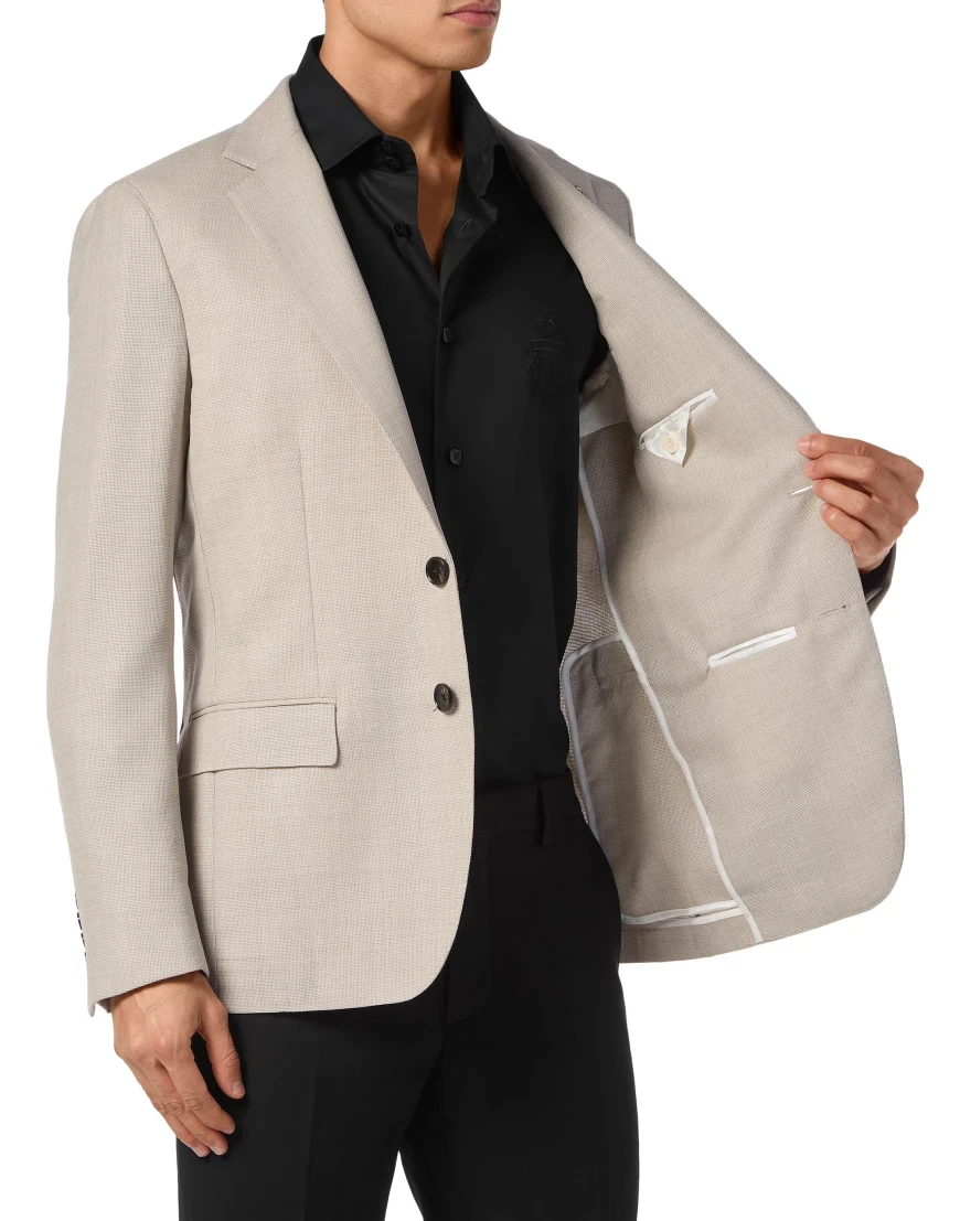 Товар бежевого цвета с внутренней стороны