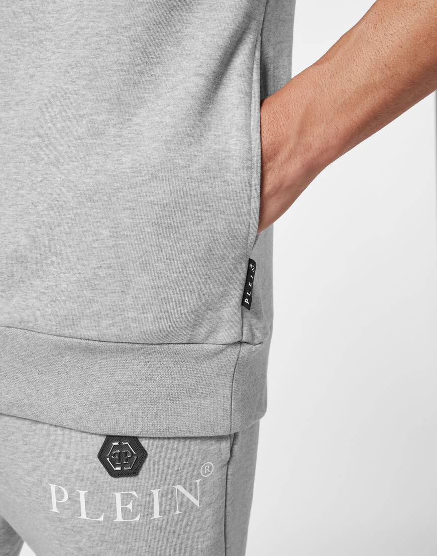 Товар серого цвета по низкой цене