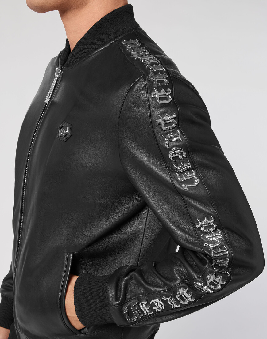 Товар черного цвета с внутренней стороны