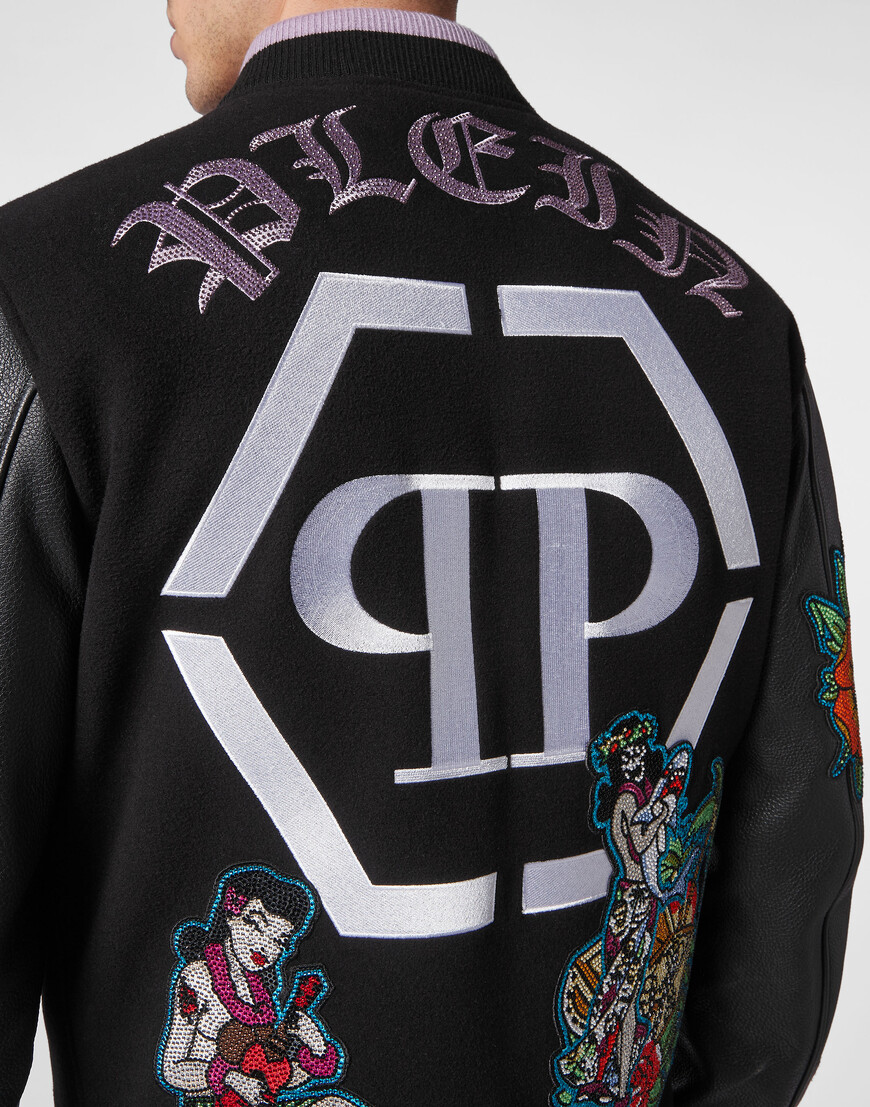 Товар черного цвета с внутренней стороны