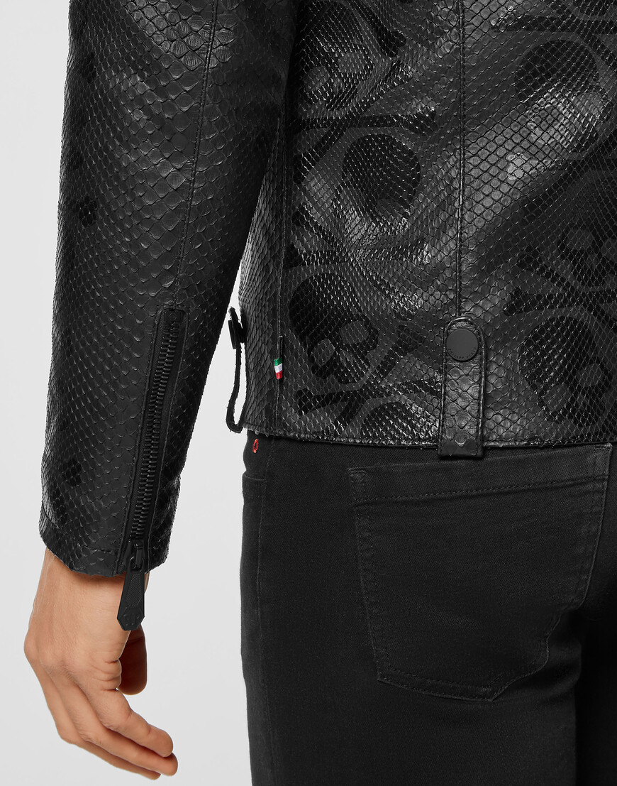 Товар черного цвета с внутренней стороны