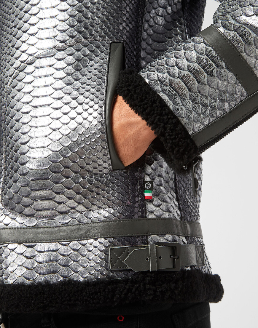 Товар серебряного цвета с внутренней стороны