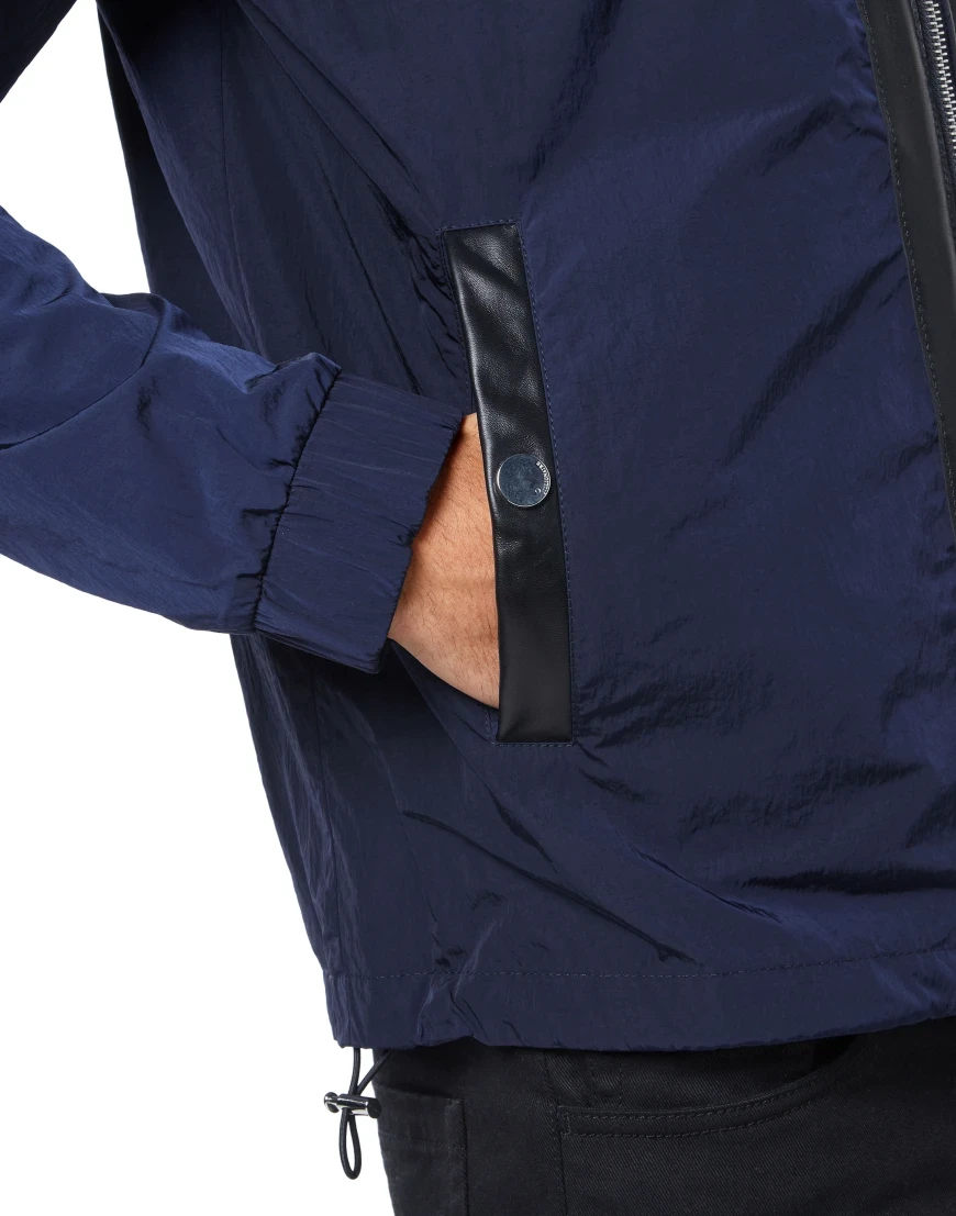 Товар синего цвета с внутренней стороны