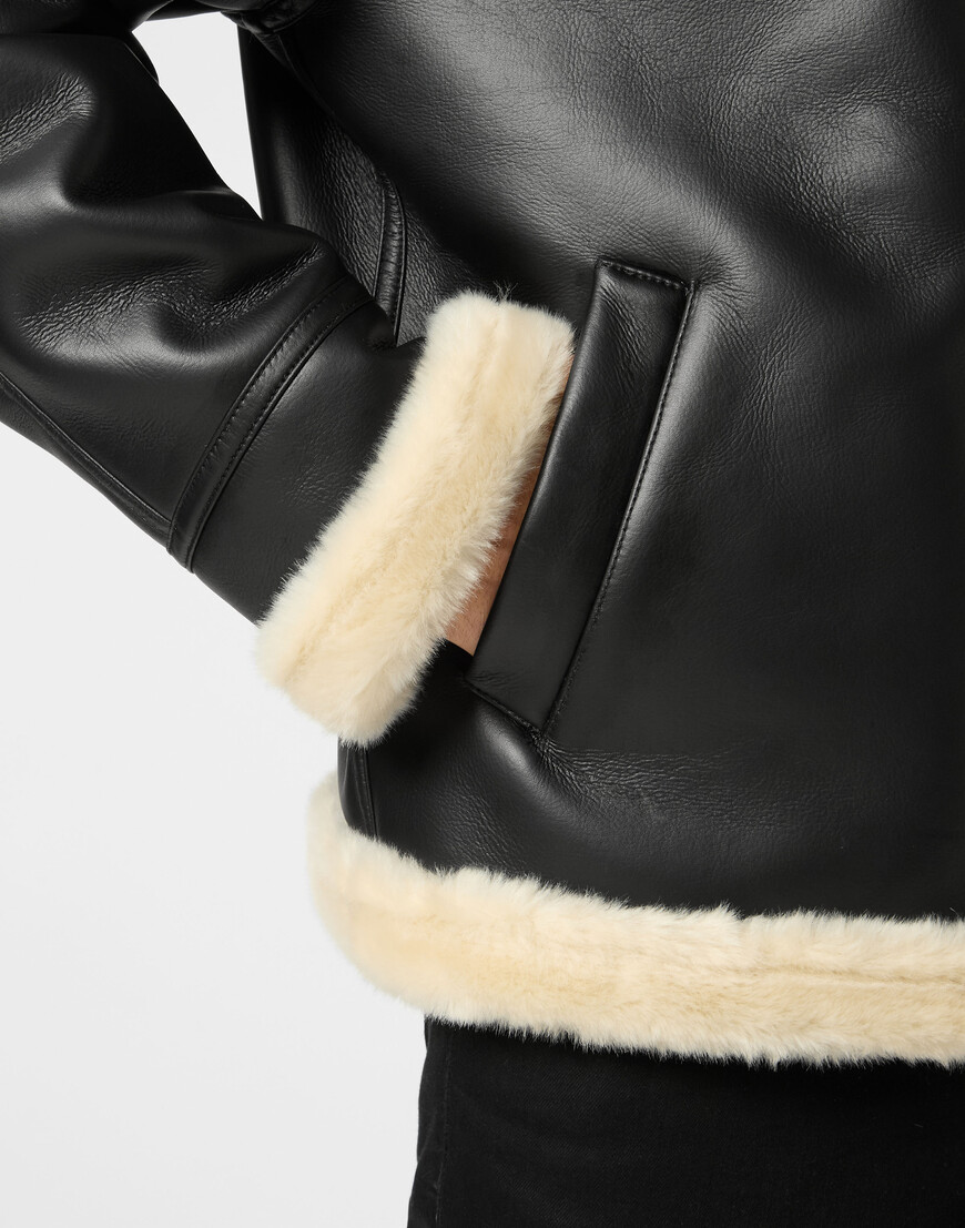 Товар черного цвета с внутренней стороны