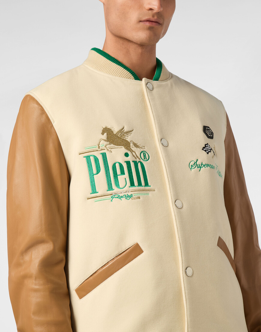 Товар бежевого цвета с внутренней стороны